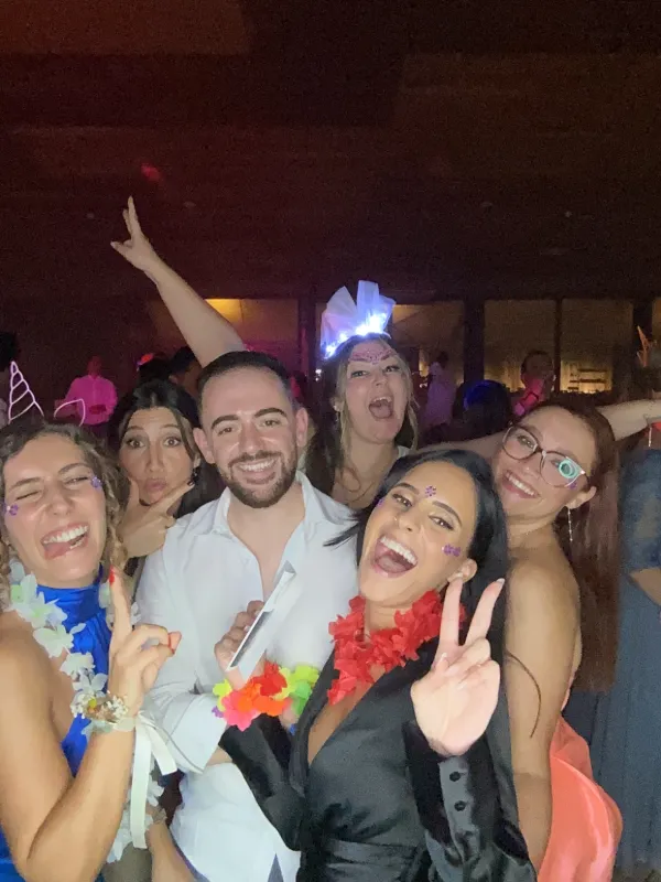 Grupo de convidados com tiaras e colares a fazer caretas para o Photobooth.
